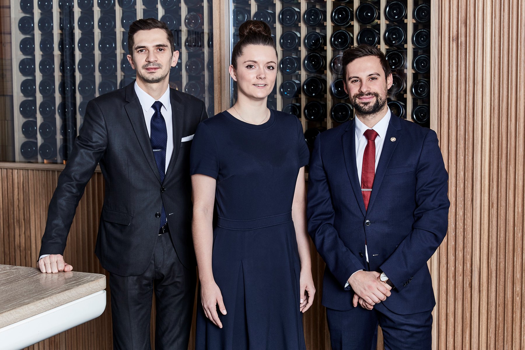 Sušené bylinky a houby zavěšené na stěně
