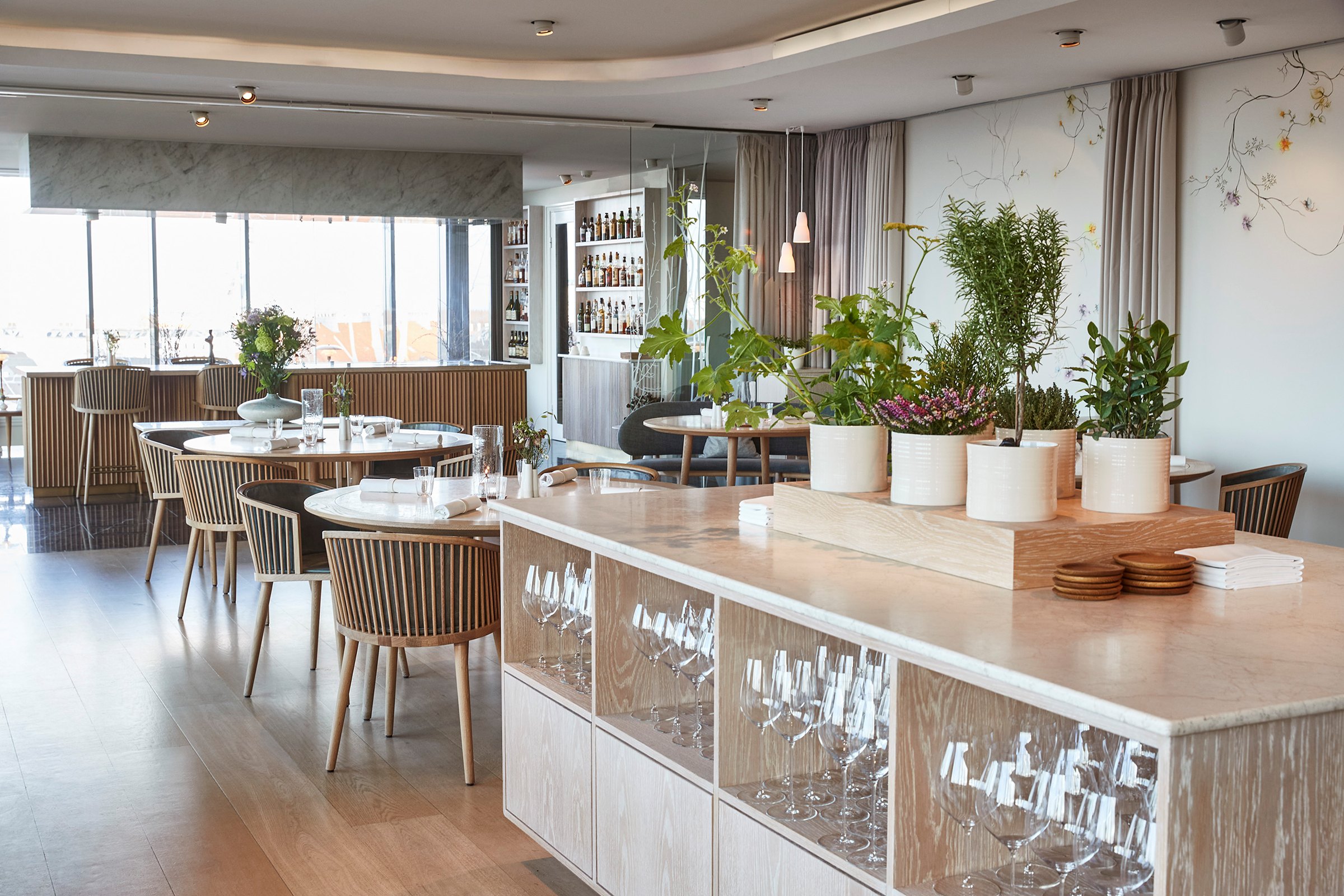 Prosvětlený sál restaurace Devětsil s výhledem do zeleně Stromovky
