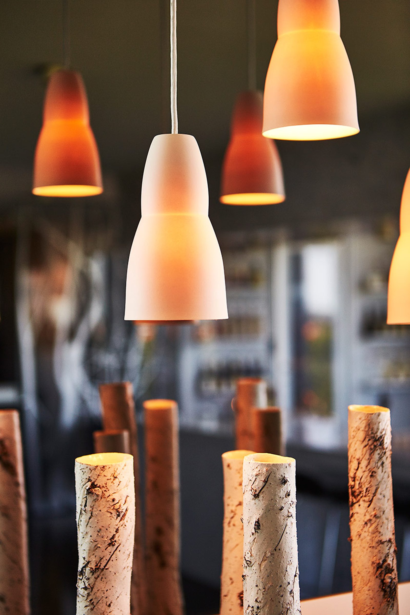 Teplé světlo lamp v sále restaurace